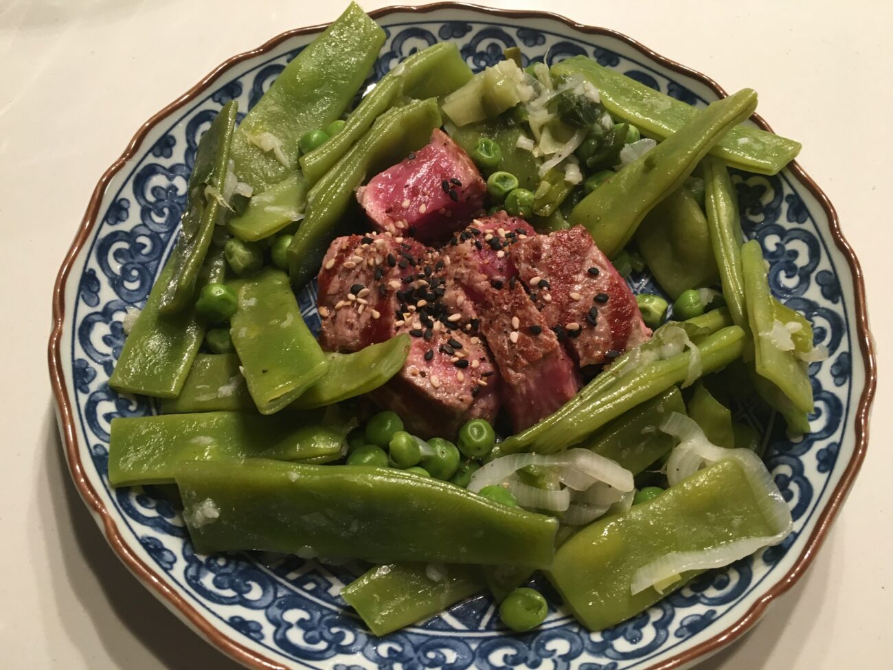Beef tenderloin & snow peas with sesame seeds