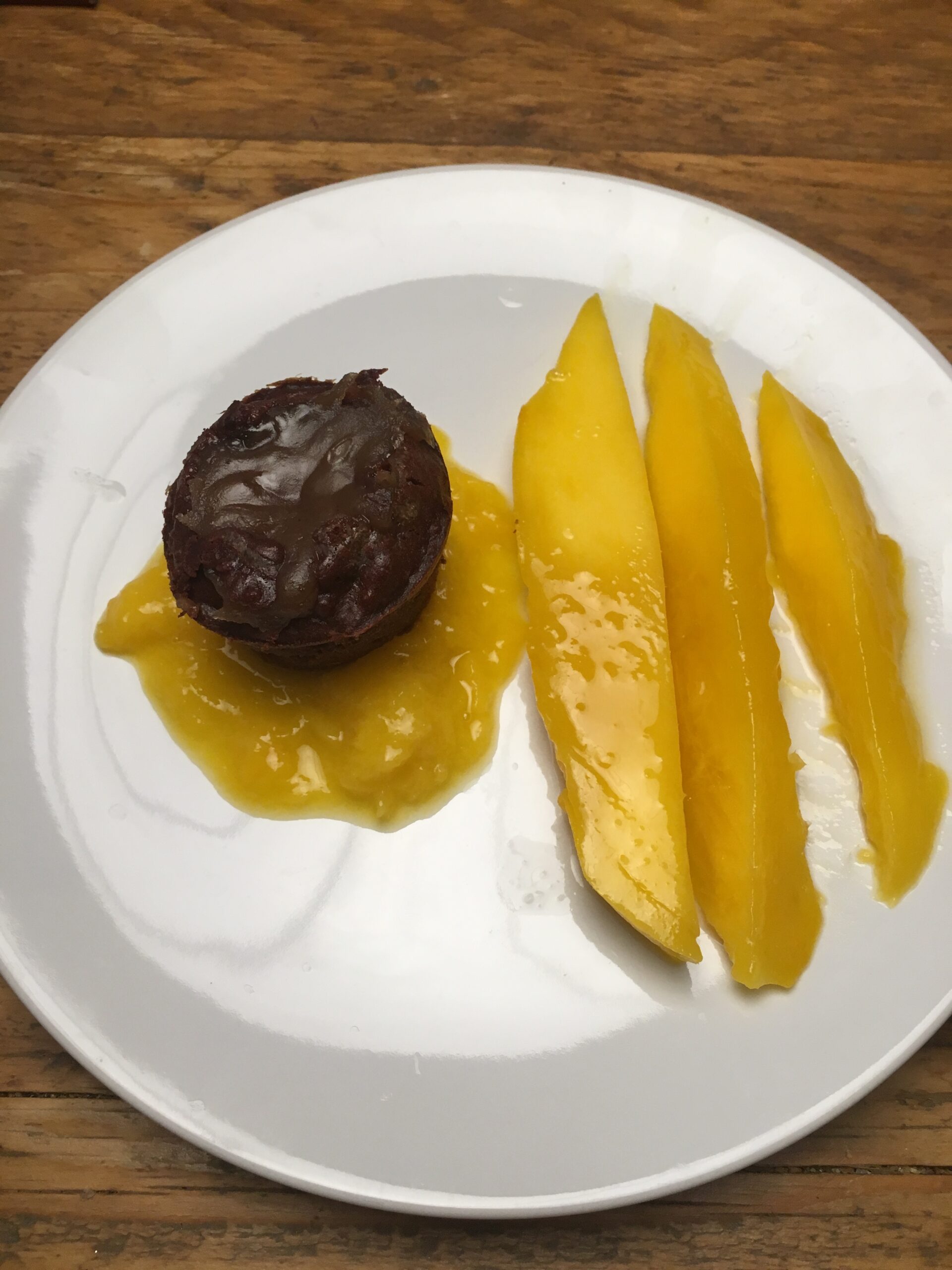 Chocolate and chestnut cream brownies with mango